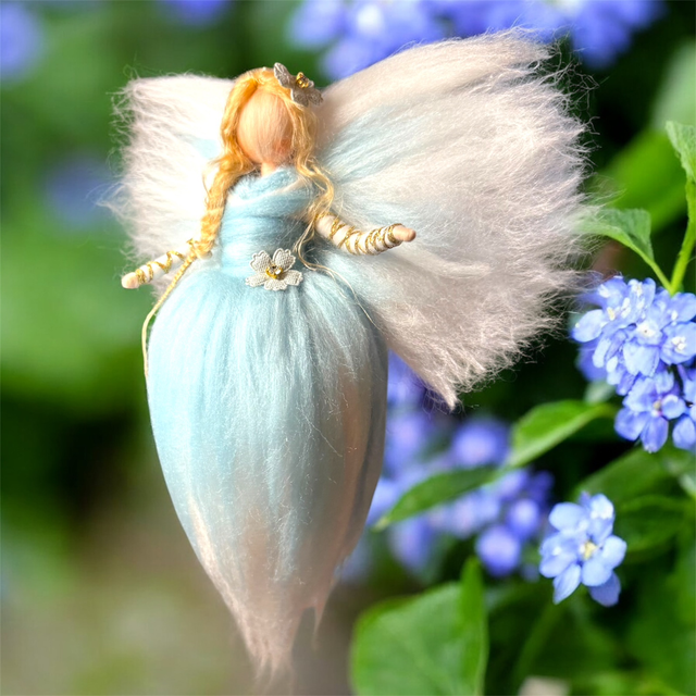 Engel, Lyseblå med blomster