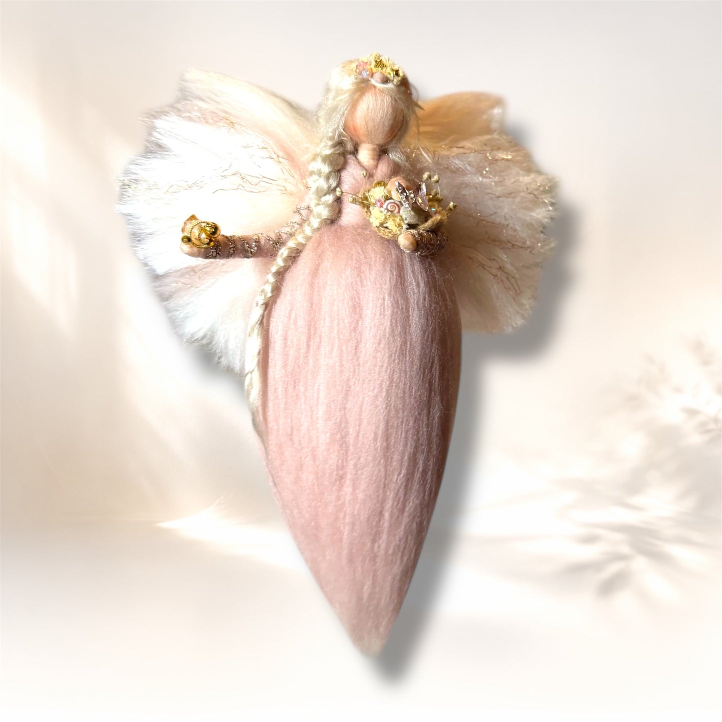 Håndlavet uldengel i rosa og creme med gyldne detaljer, kurv og dekorativ sommerfugl