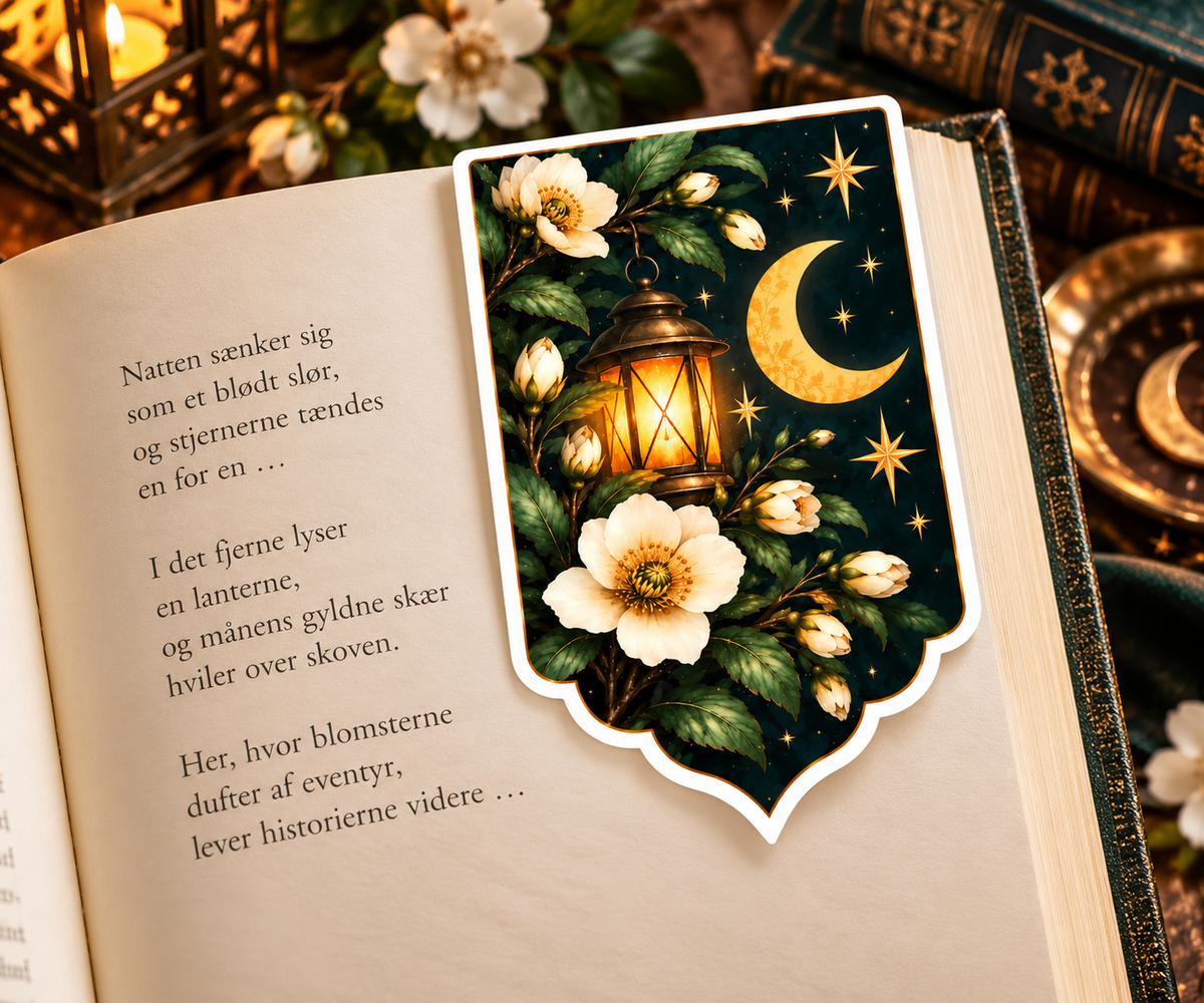 Månelanterne magnetisk bogmærke fra Aftenhaven med hvide blomster, varm lanterne og gylden halvmåne placeret på en åben bog