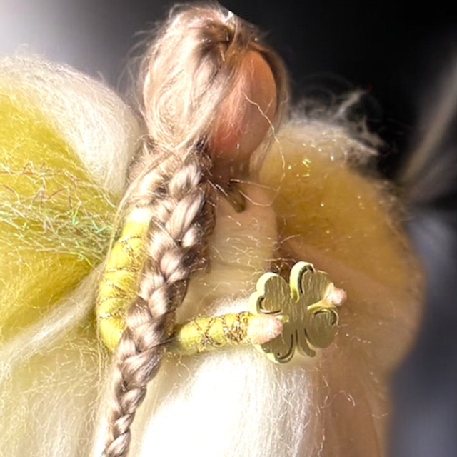 Uldengel, Hvid og lys grøn med firkløver og glitter i vingerne