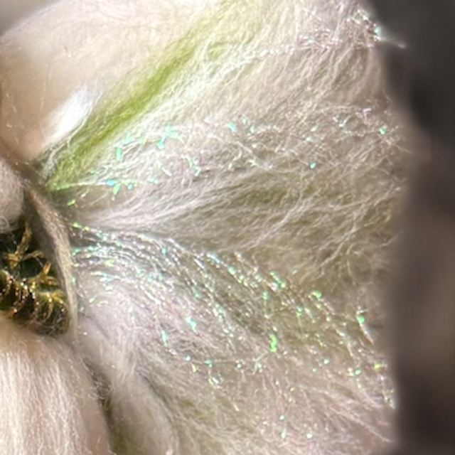 Uldengel, Hvid og grøn med firkløver og glitter i vingerne