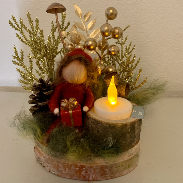 Juledekoration - Nisse med pakke og Grankogle