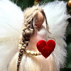 Uldengel, hvid med rødt hjerte