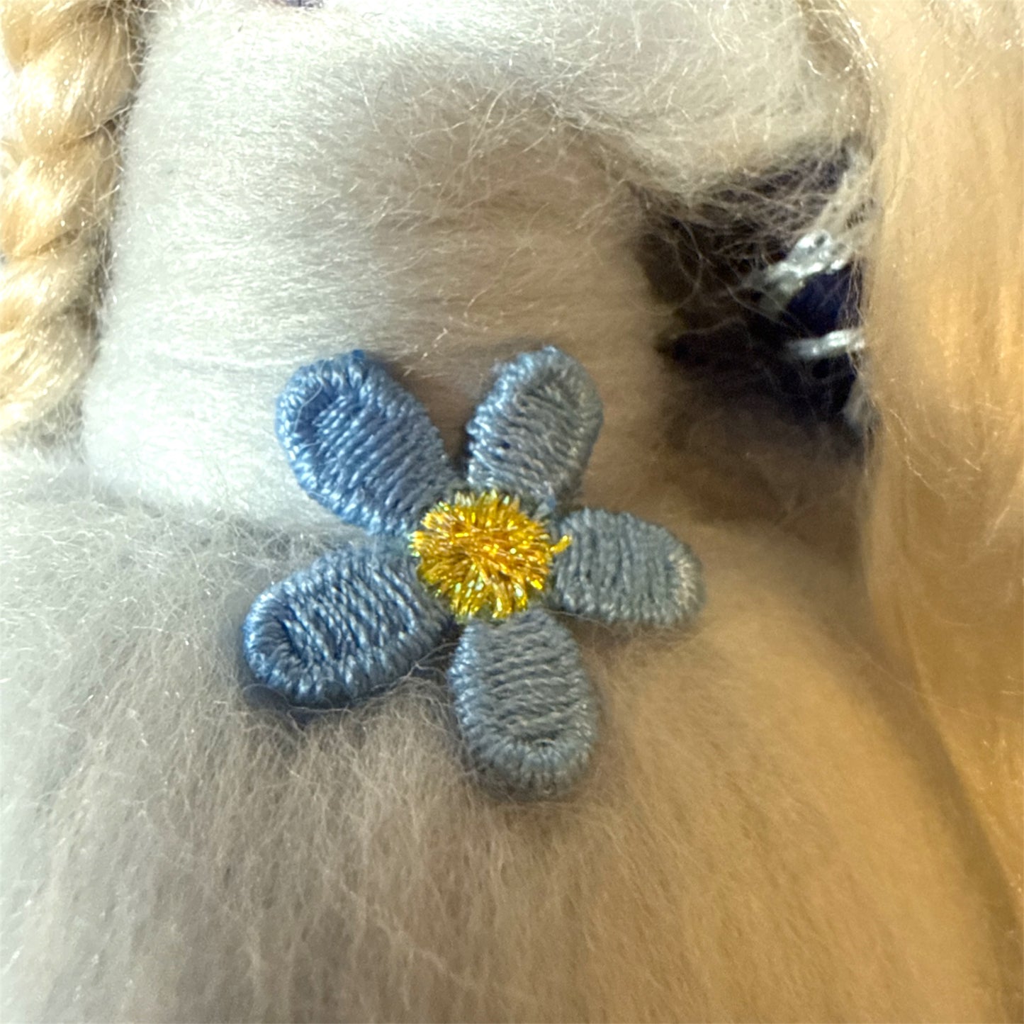 Uldengel, mørkeblå og lyseblå med blomst, sommerfugl og dråbe