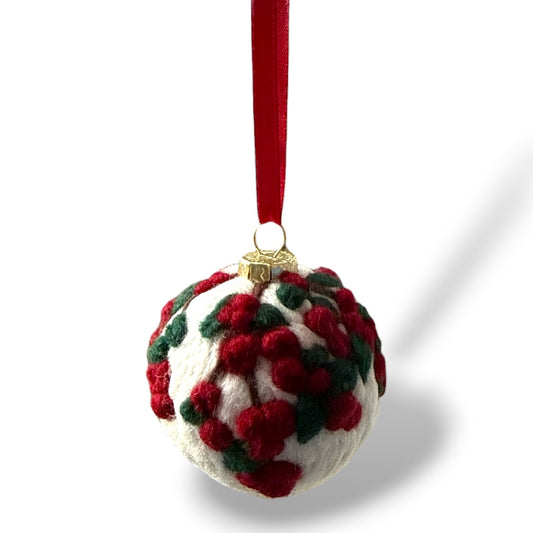 Pynt op til jul med denne smukke julekugle, nålefiltet af lammeuld og merinould. 