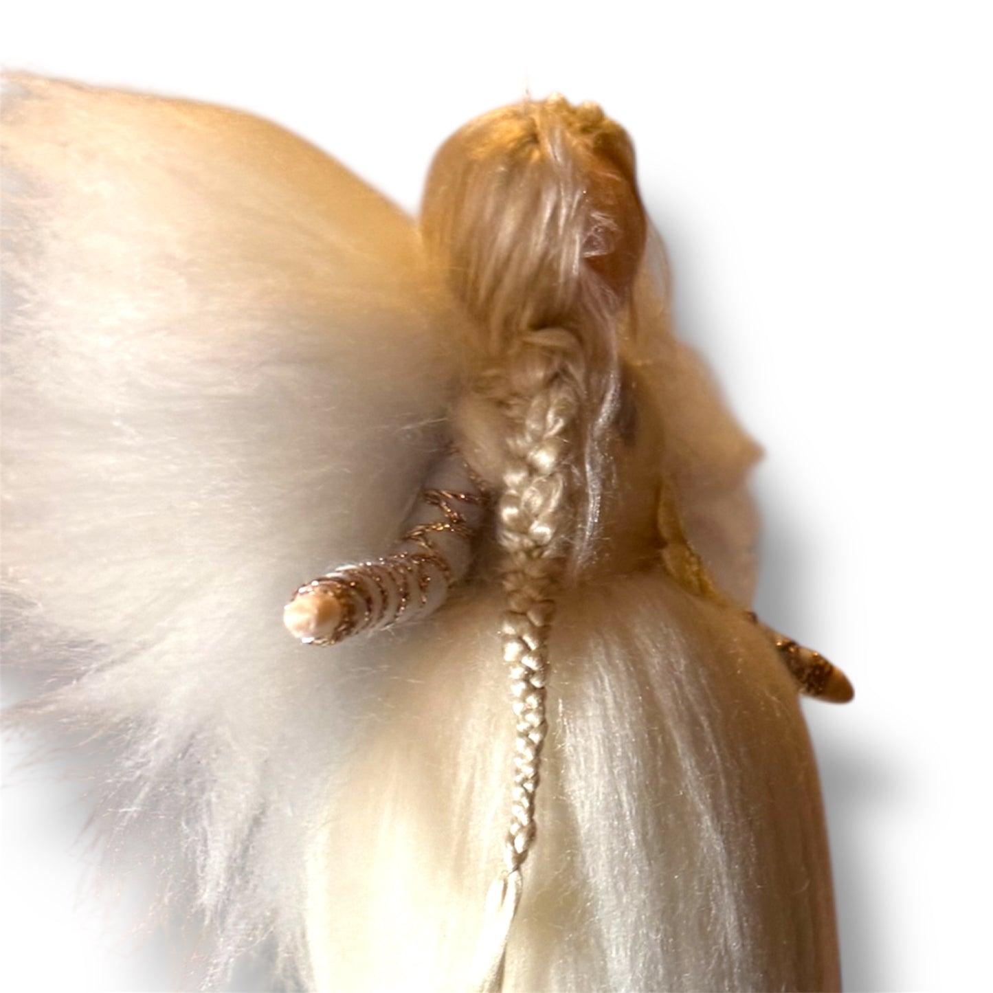 Uldengel, hvid og lyseblå med blomst