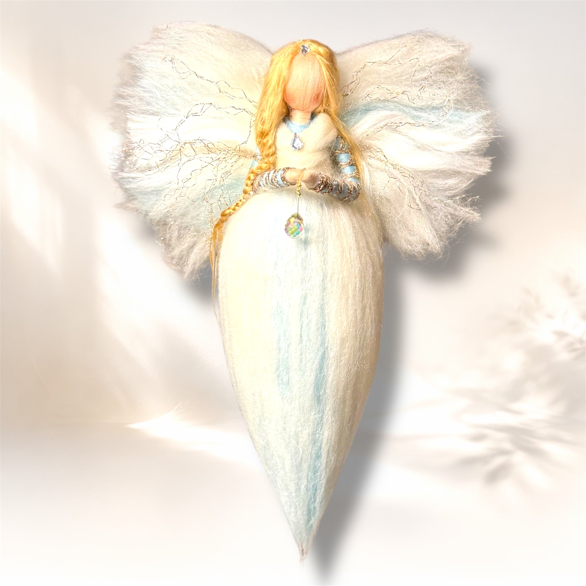 Uldengel, hvid og isblå med dråbe