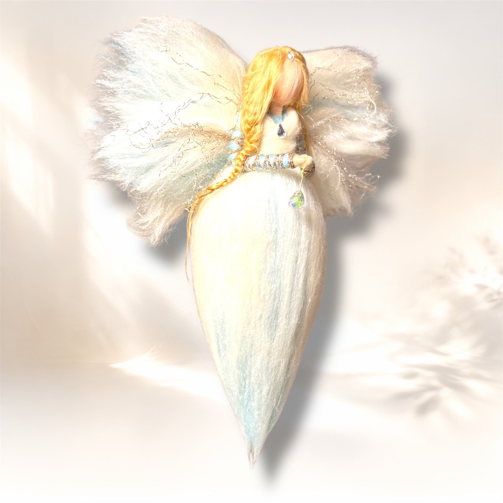 Uldengel, hvid og isblå med dråbe