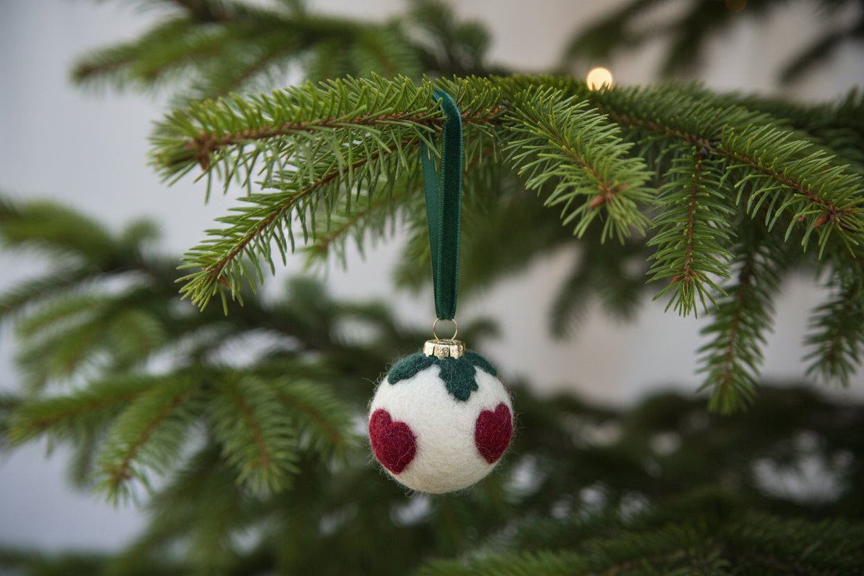 Nålefiltet Julekugle med hjerter og Kristtjørn 