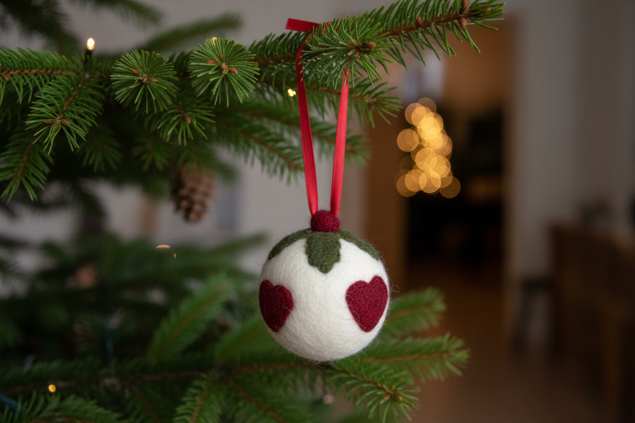 Nålefiltet Julekugle af uld