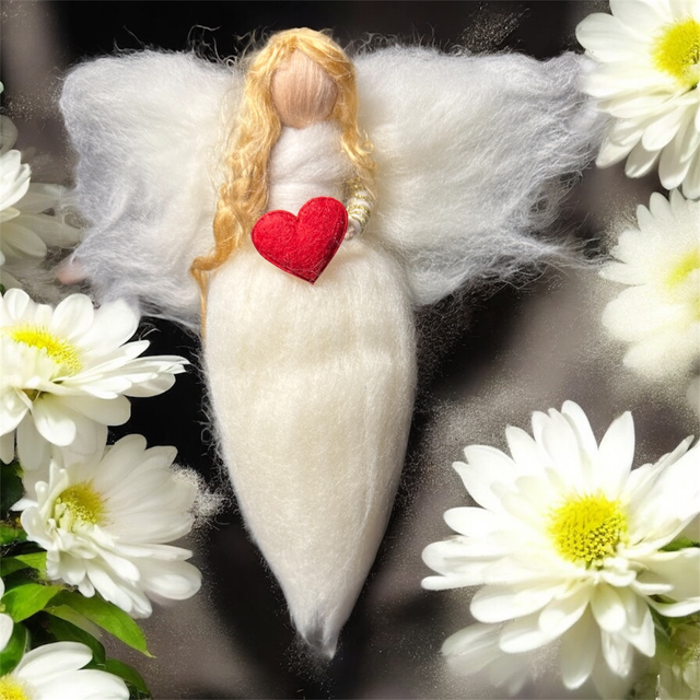 Uldengel, hvid med rødt hjerte