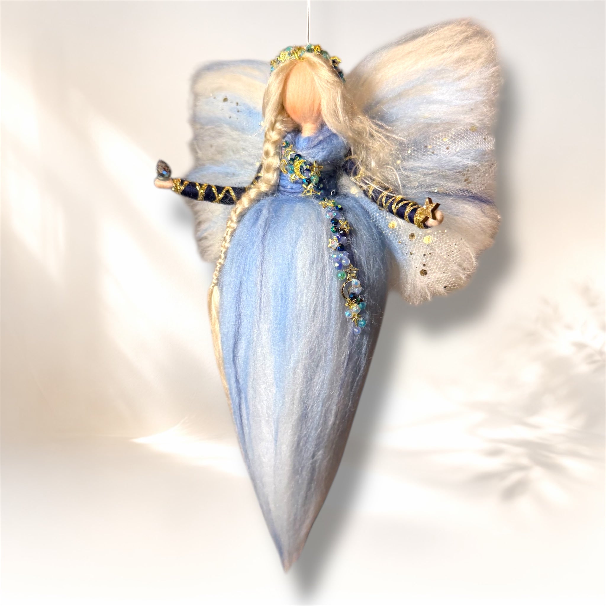 Håndlavet uldengel i uld og silke i blå og guld med stjerner og måner fra HjerteHvid