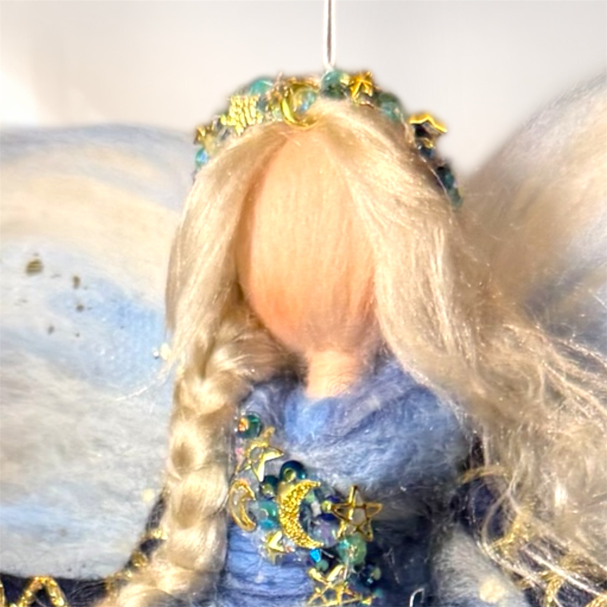 Håndlavet uldengel i uld og silke i blå og guld med stjerner og måner fra HjerteHvid