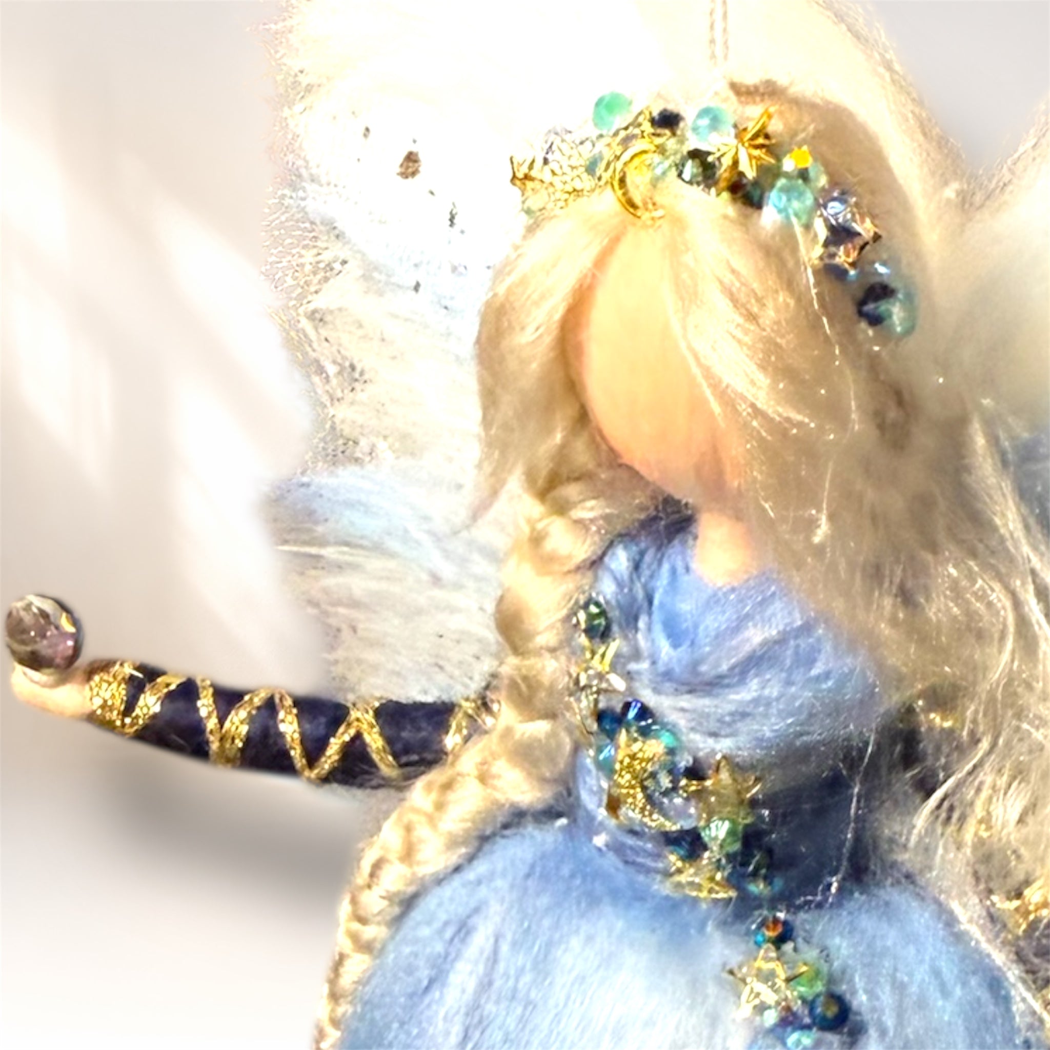 Håndlavet uldengel i uld og silke i blå og guld med stjerner og måner fra HjerteHvid