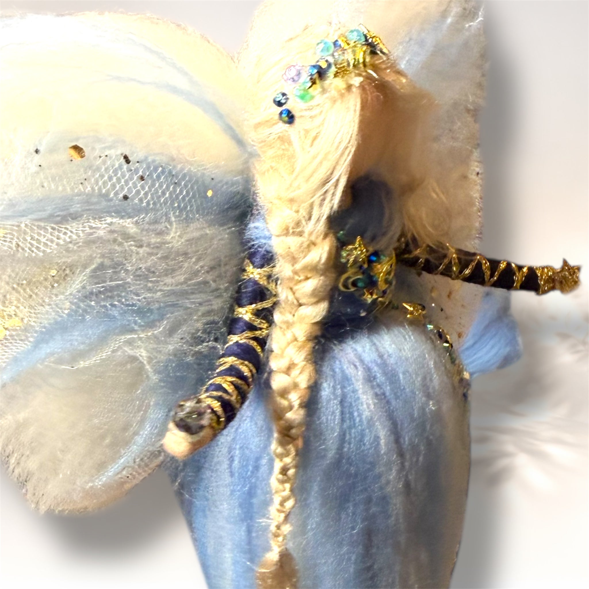 Håndlavet uldengel i uld og silke i blå og guld med stjerner og måner fra HjerteHvid