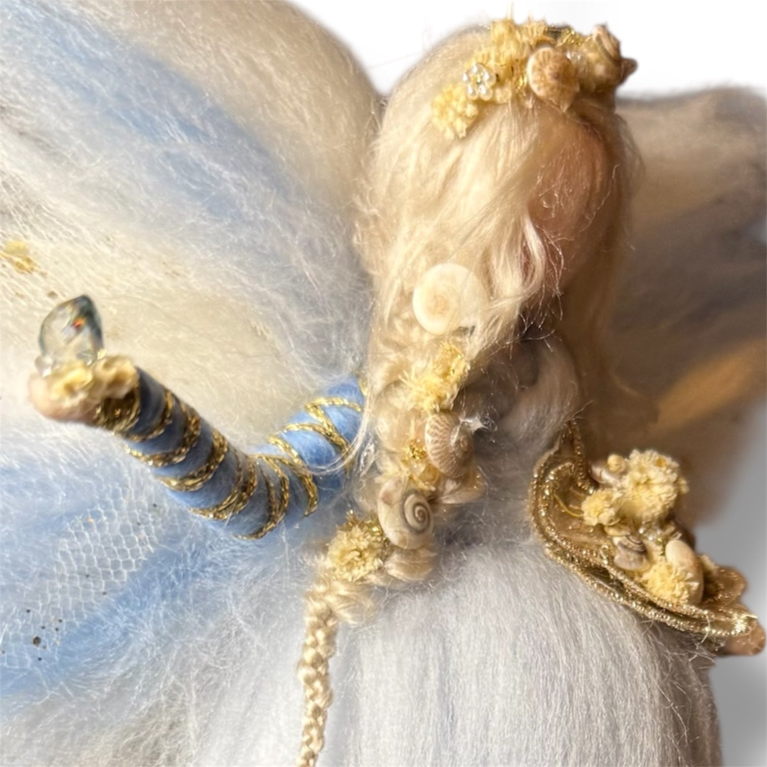 Håndlavet uldengel i uld og silke i lyseblå og guld med fine detaljer fra HjerteHvid