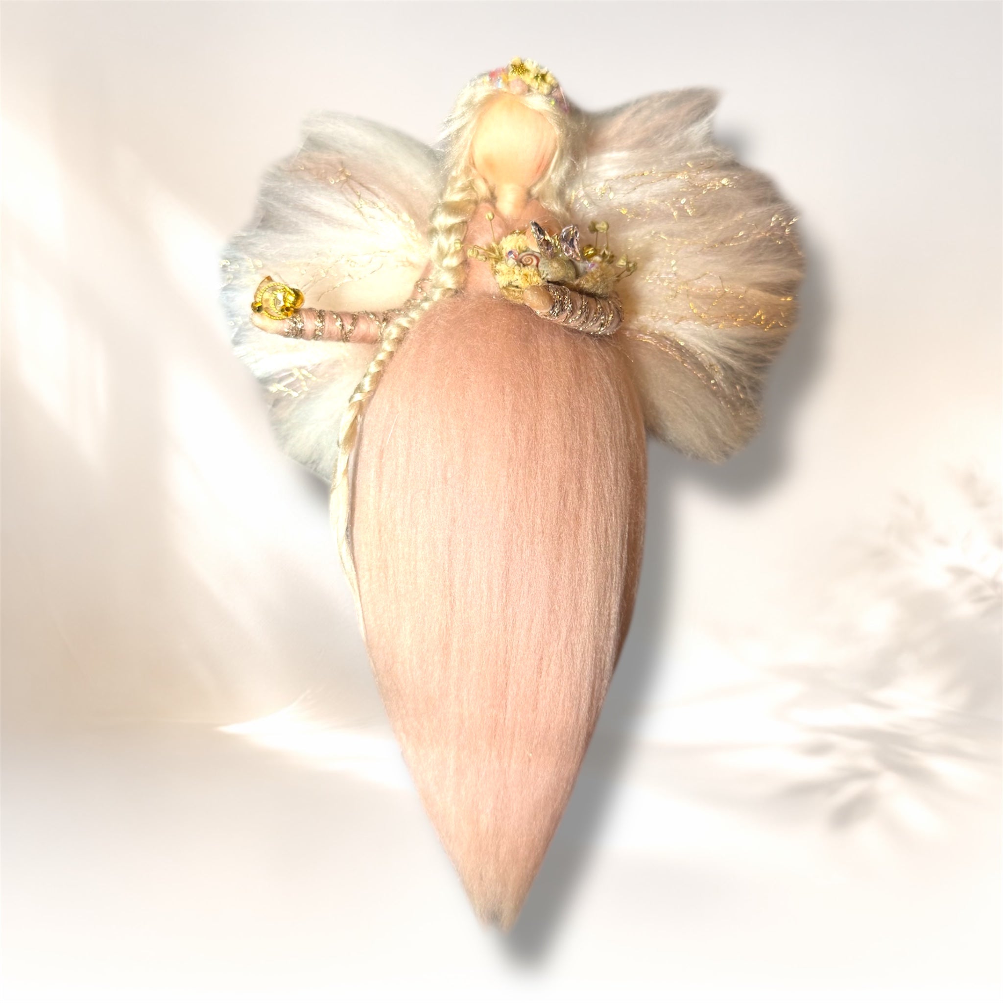 Håndlavet uldengel i rosa og creme med gyldne detaljer, kurv og dekorativ sommerfugl