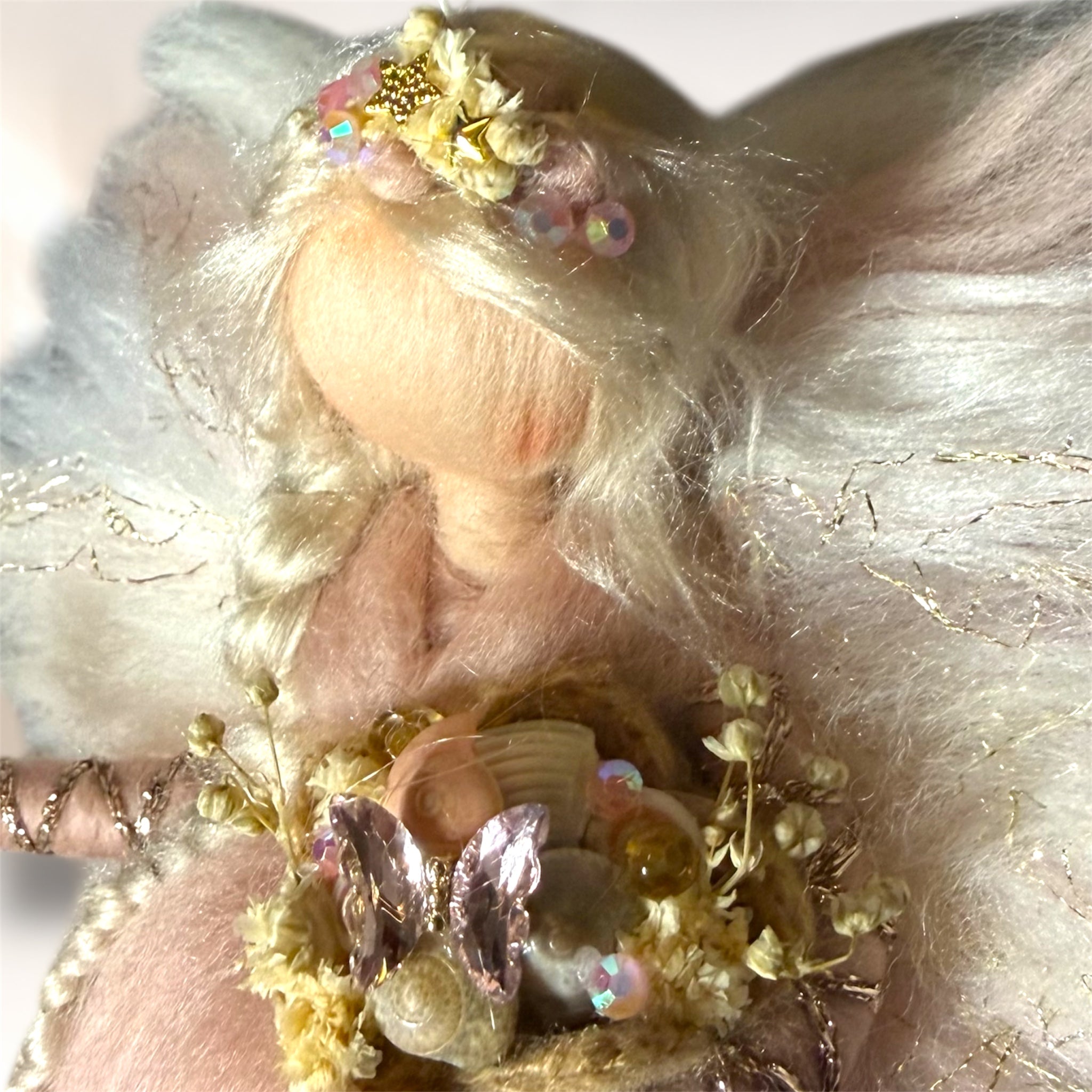 Håndlavet uldengel i rosa og creme med gyldne detaljer, kurv og dekorativ sommerfugl