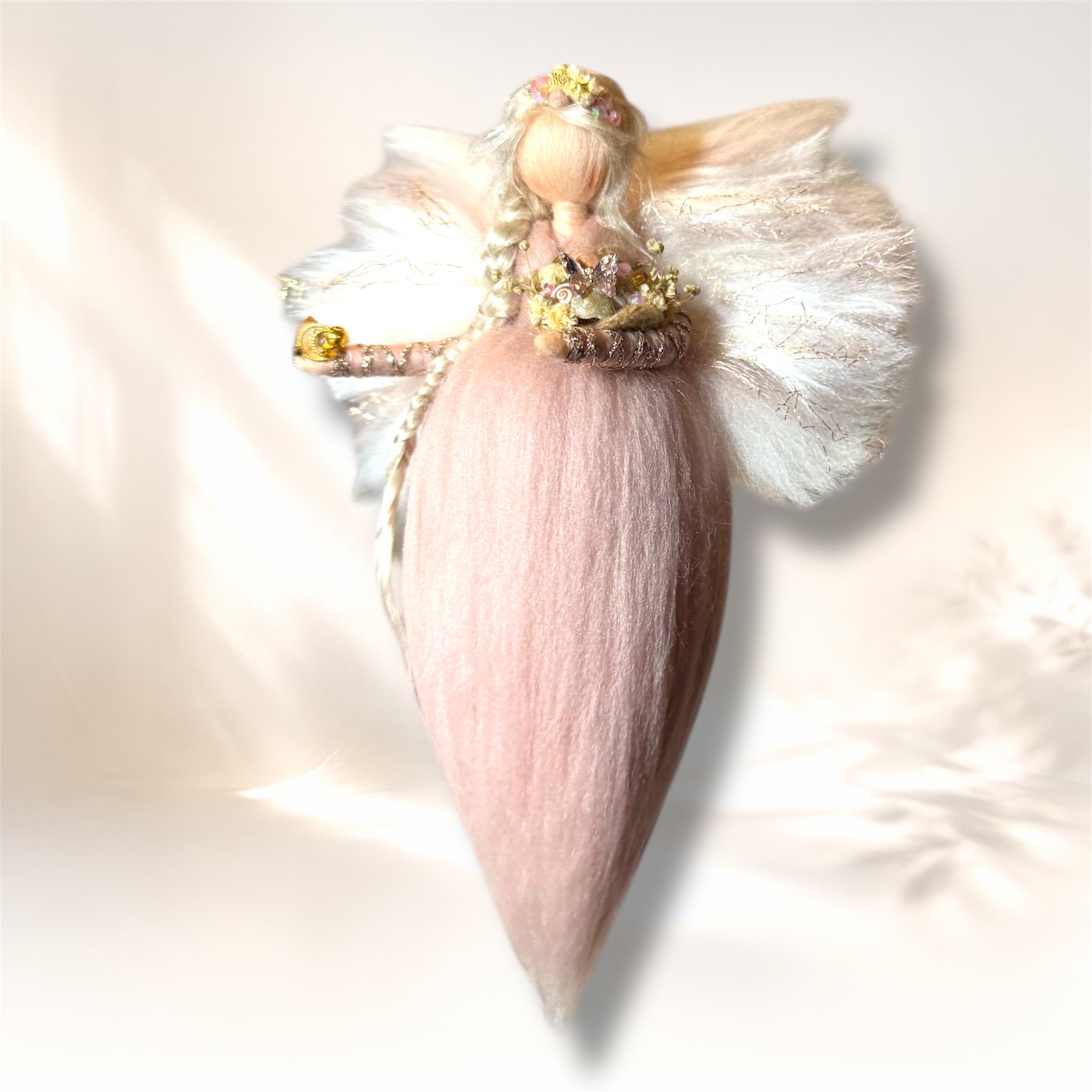 Håndlavet uldengel i rosa og creme med gyldne detaljer, kurv og dekorativ sommerfugl