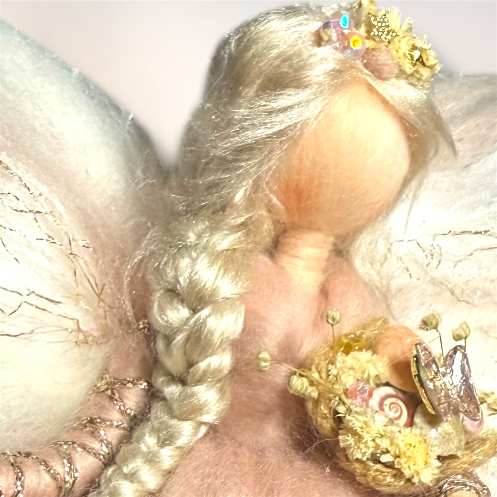 Håndlavet uldengel i rosa og creme med gyldne detaljer, kurv og dekorativ sommerfugl