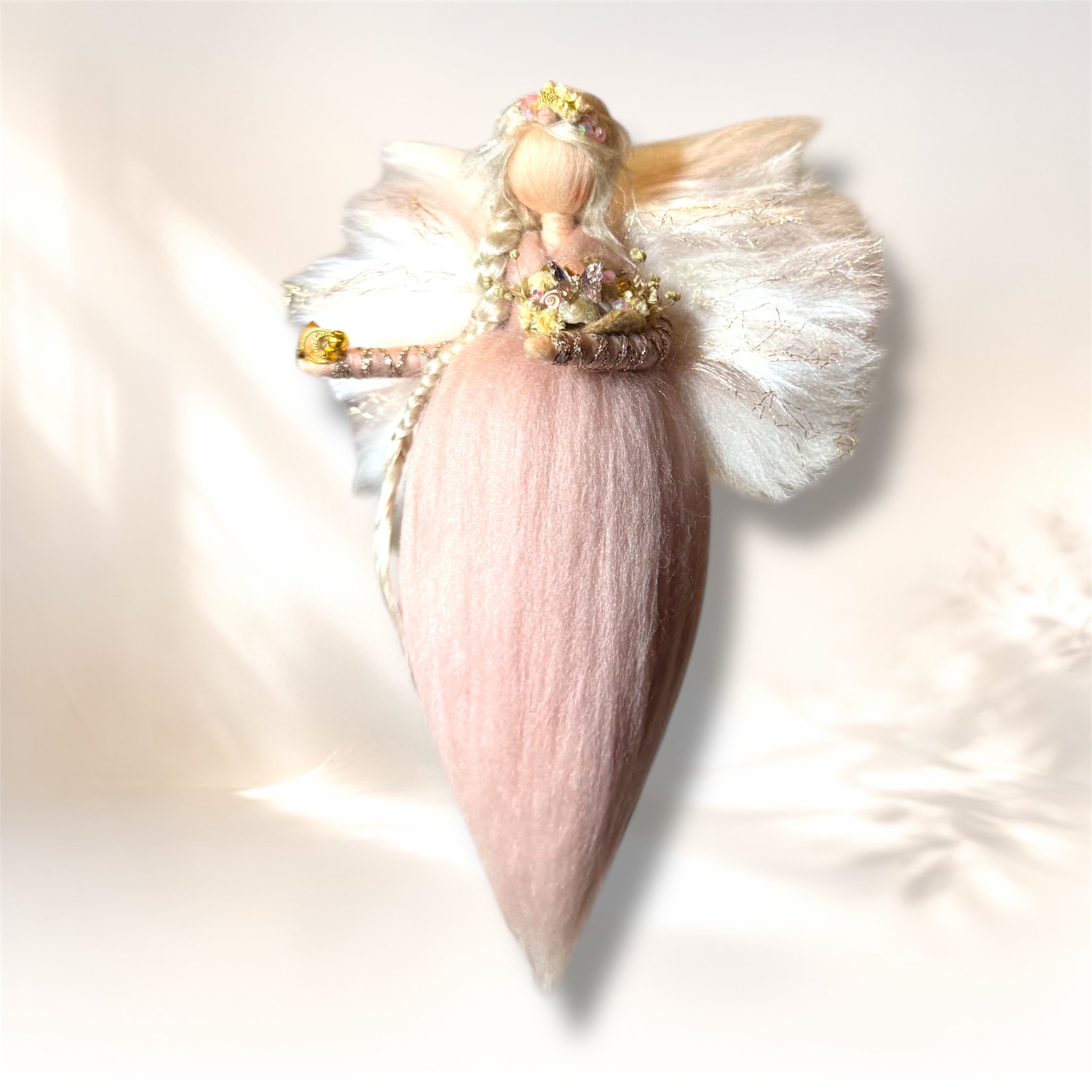 Håndlavet uldengel i rosa og creme med gyldne detaljer, kurv og dekorativ sommerfugl