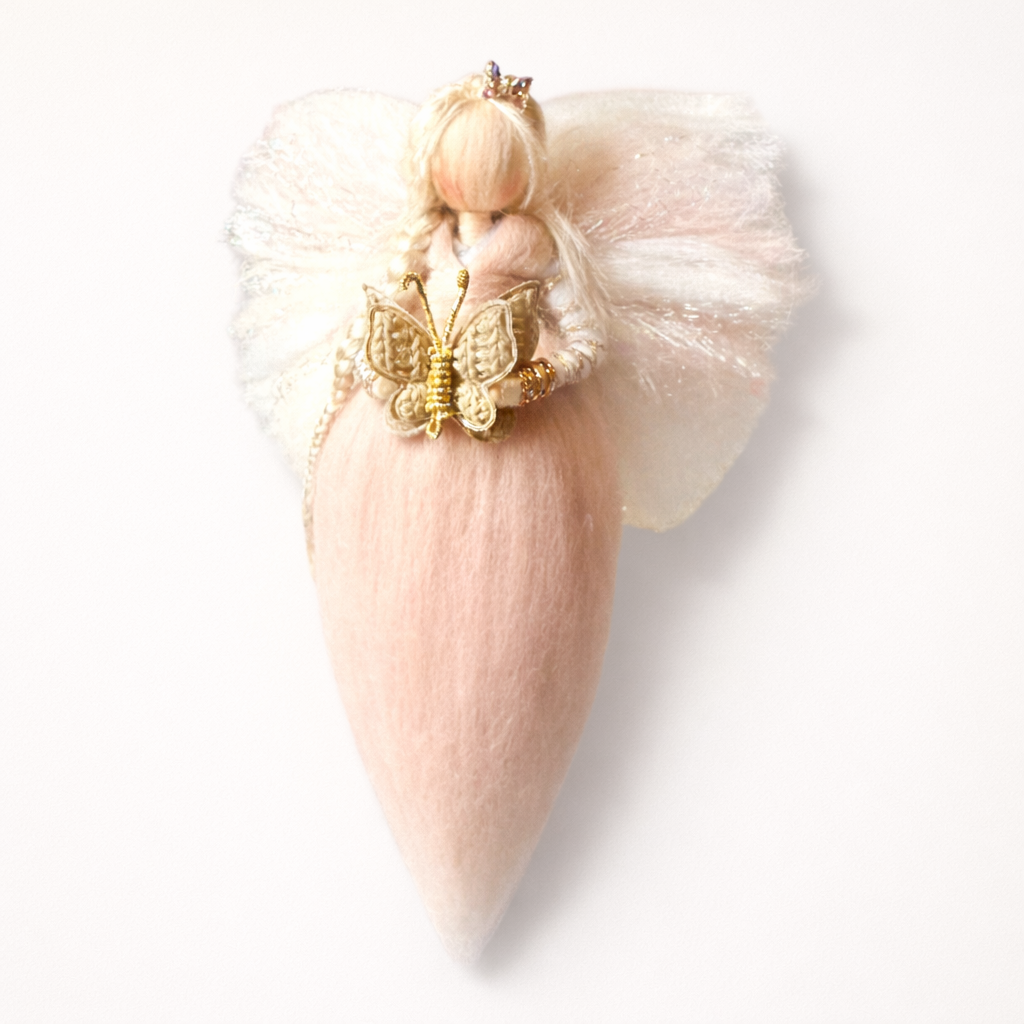 Håndlavet uldengel i rosa og lyseblå med rosegold detaljer og dekorativ sommerfugl