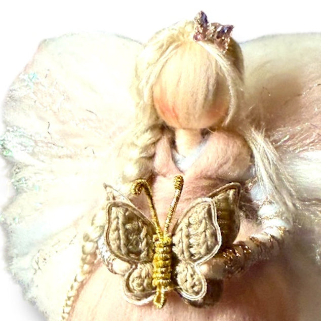 Håndlavet uldengel i rosa og lyseblå med rosegold detaljer og dekorativ sommerfugl