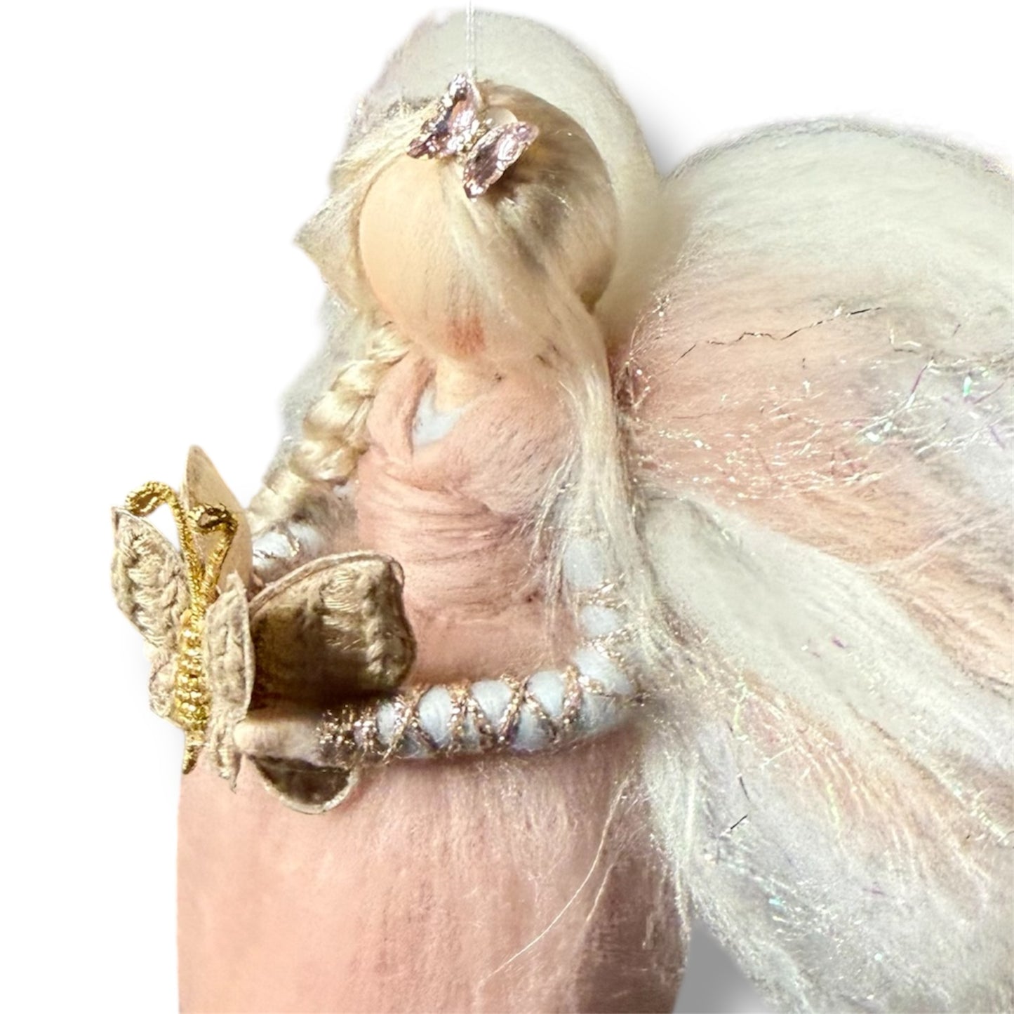 Håndlavet uldengel i rosa og lyseblå med rosegold detaljer og dekorativ sommerfugl