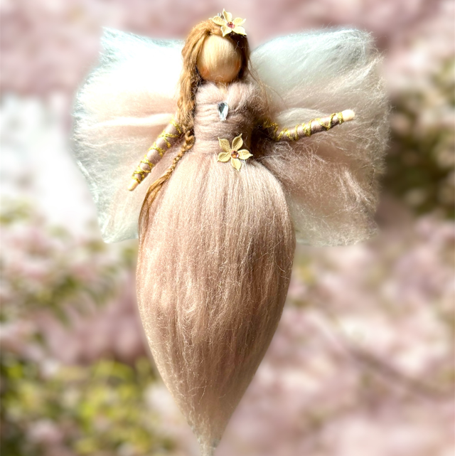 Uldengel/Fe, lerfarvet med blomster og krystal