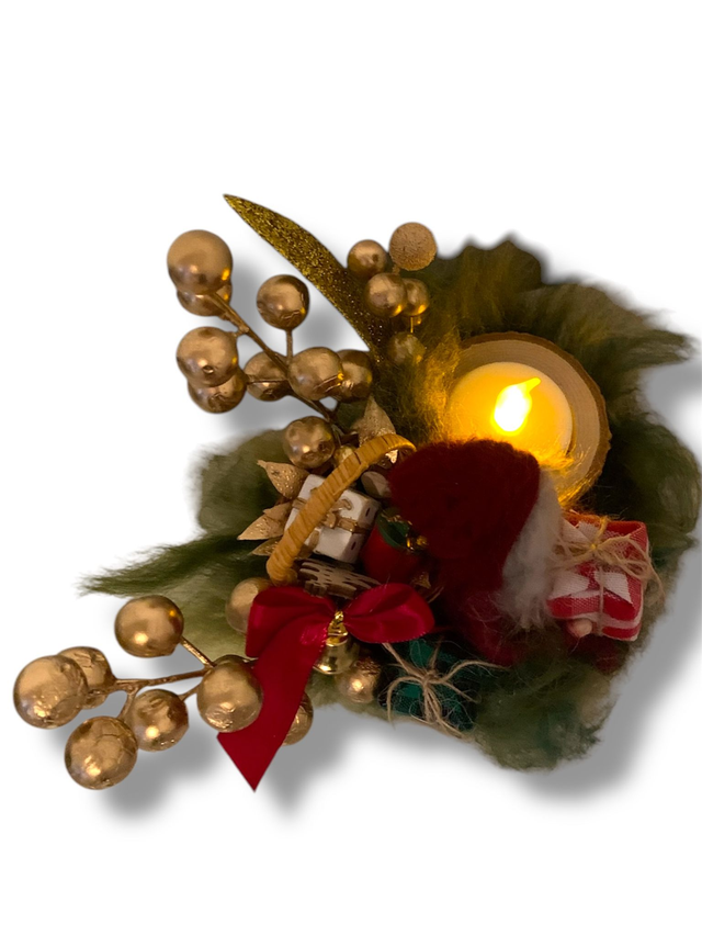 Juledekoration -  Nisse med gavekurv og pakke på skødet