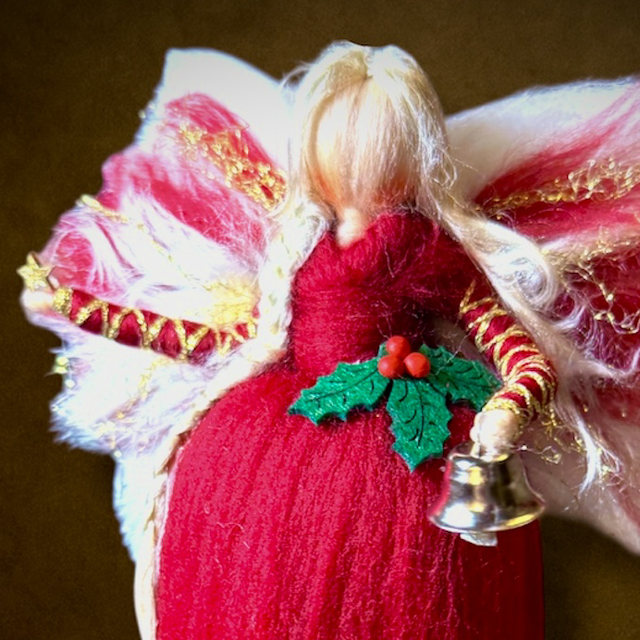 Juleengel, Rød med guld, kristtjørn, klokke og lille stjerne