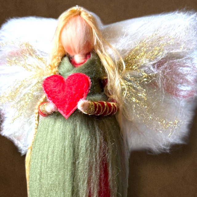 Juleengel, Grøn og rød med guld og rødt hjerte