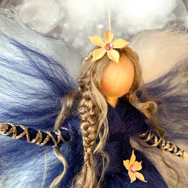 Uldengel, Mørkeblå med lyserøde blomster