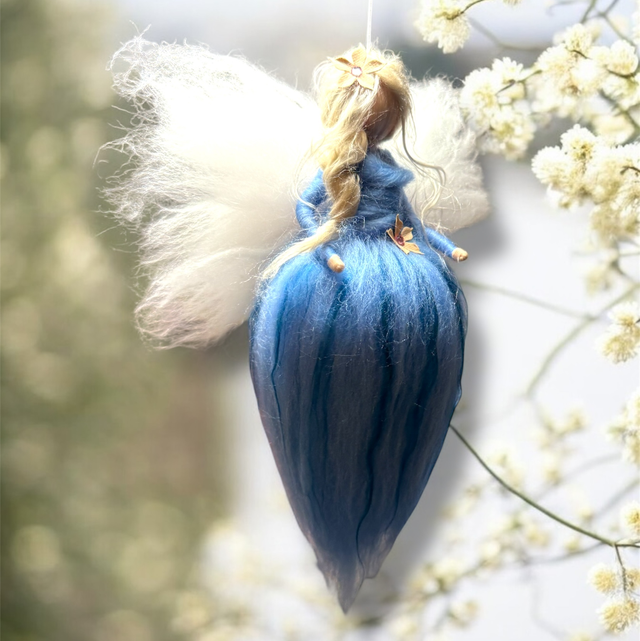 Uldengel, lyseblå med lyserøde blomster i kjole og hår