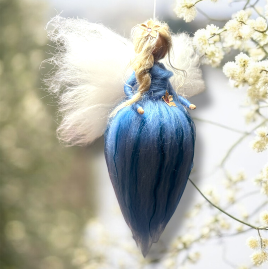 Uldengel, lyseblå med lyserøde blomster i kjole og hår