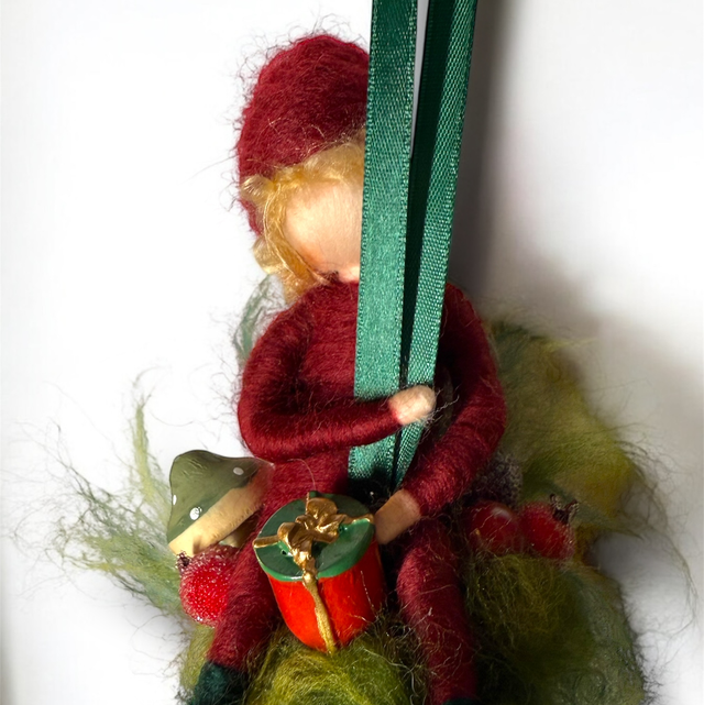 Juleophæng - Nisse på Kogle med bær, svamp og gave