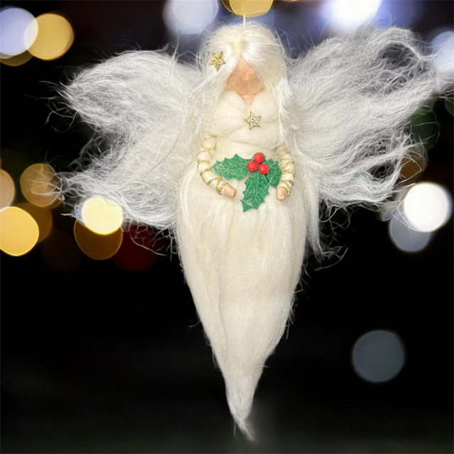 Juleengel, Hvid med Kristtjørn og stjerne med Ananas fibre i Kjolen