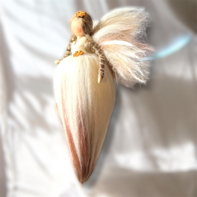 Uldengel, Hvid, jordfarver og glitter i vinger med blomster