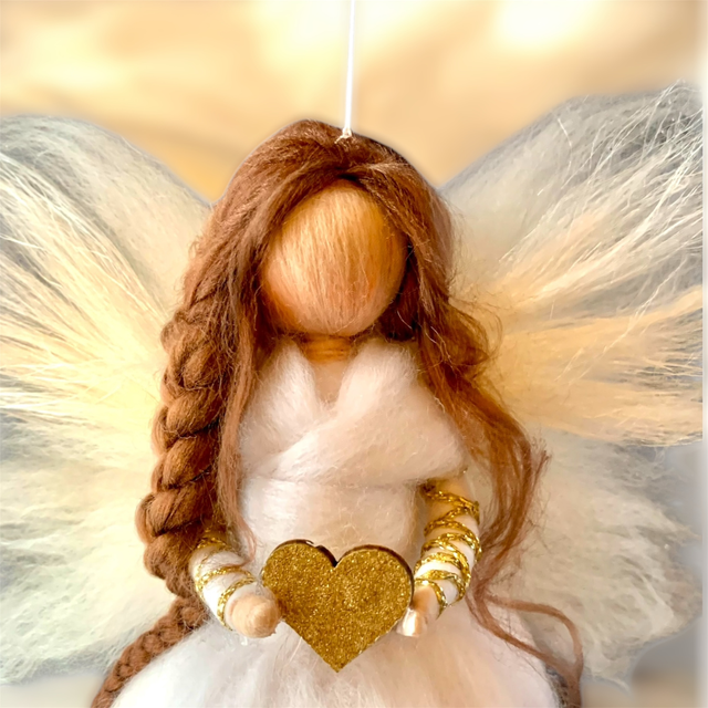 Uldengel, hvid med guld-hjerte af træ