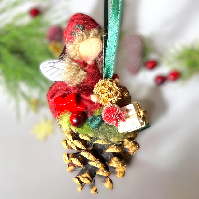 Juleophæng - Julefe på Kogle med bær og gave