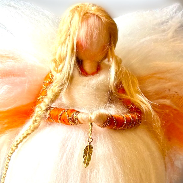 Uldengel, hvid, orange og glitter i vinger, med guldfjer