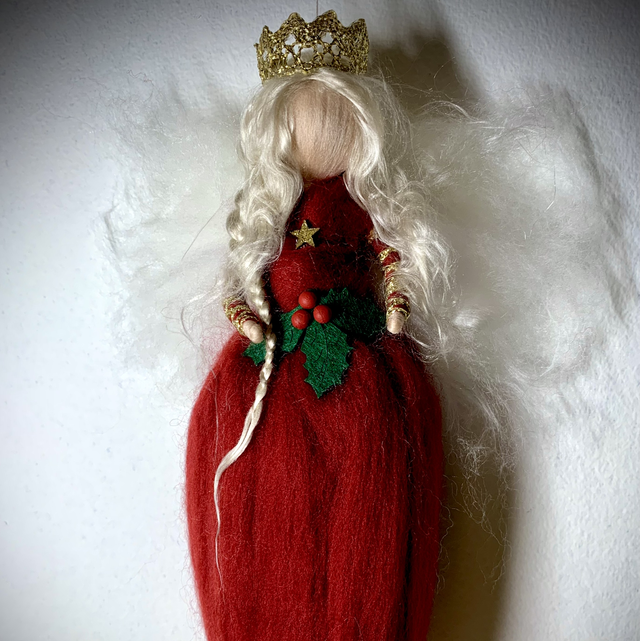 Juleengel, Rød med kristtjørn og guldkrone