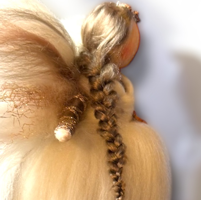 Uldengel, Hvid, jordfarver og glitter i vinger med blomster