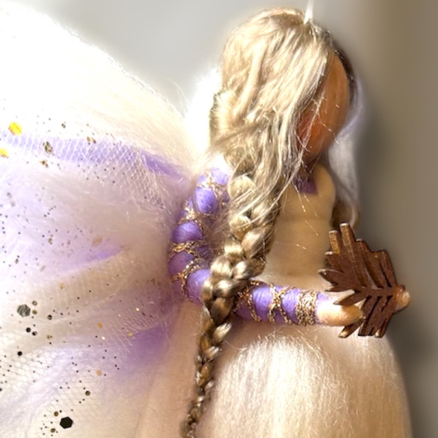 Uldengel, Hvid, lilla og glitter i vinger med rosegold gren