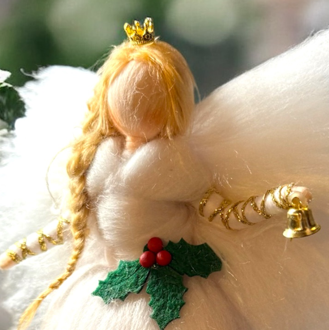 Juleengel, Hvid med Kristtjørn, krone og Klokke