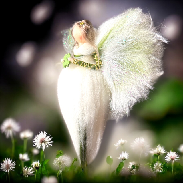 Uldengel, Hvid og grøn med firkløver og glitter i vingerne