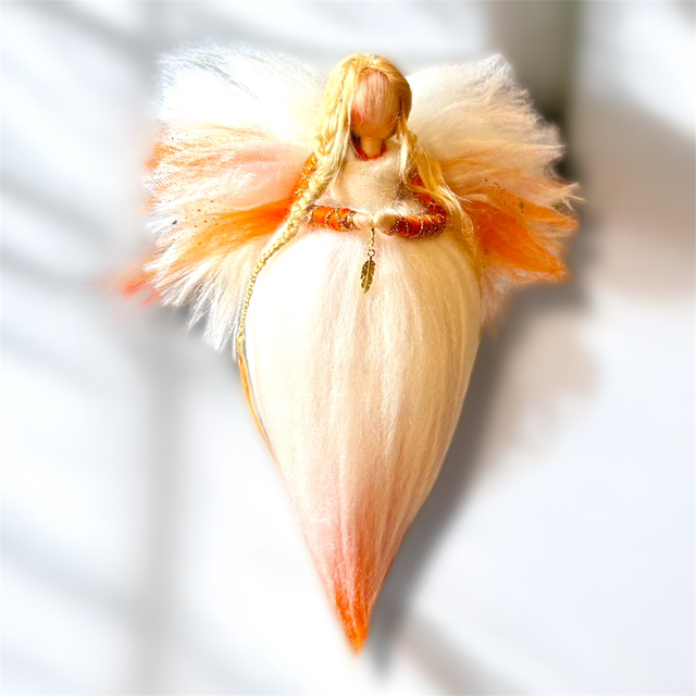 Uldengel, hvid, orange og glitter i vinger, med guldfjer