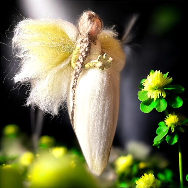 Uldengel, Hvid og lys grøn med firkløver og glitter i vingerne