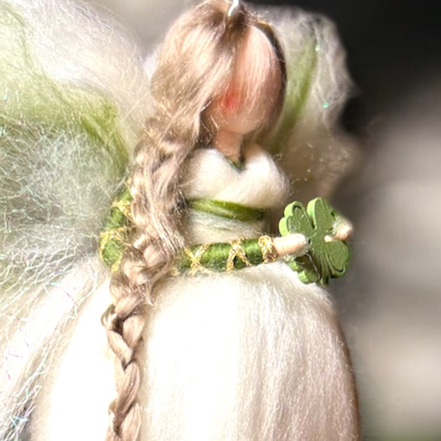 Uldengel, Hvid og grøn med firkløver og glitter i vingerne