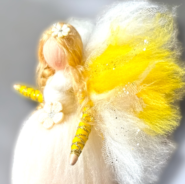 Uldengel, gul med glitter og blomster